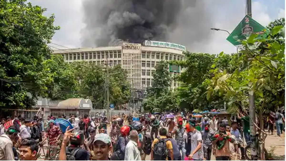 Thousands appeared to have entered Hasinas official residence in Dhaka on Monday, following weeks of violent demonstrations and clashes with security forces.